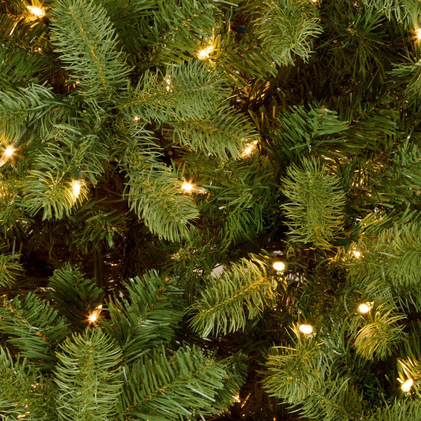 Árvore de Natal Classic Fraser Verde com Galhos Articulados, Base Metálica e Luzes LED Integradas