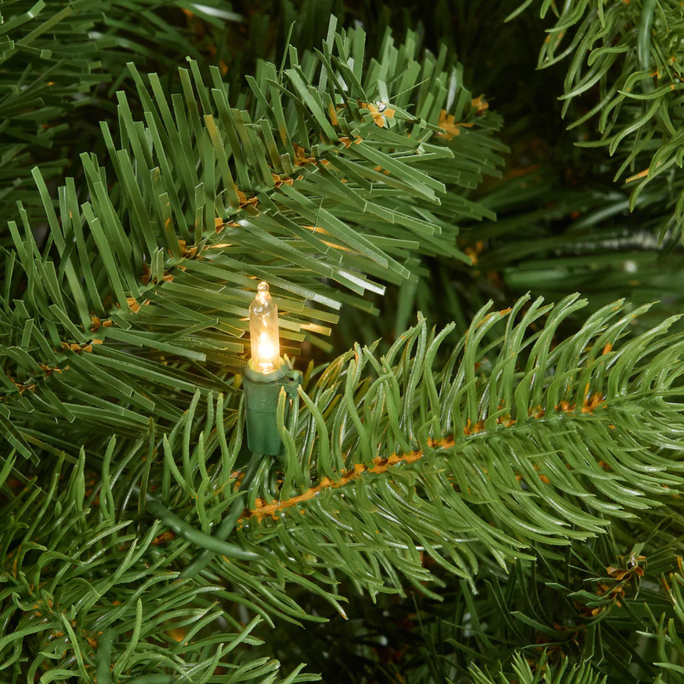 Árvore de Natal Highland Pine com Galhos Articulados, Suporte Metálico e Micro LEDs Embutidos