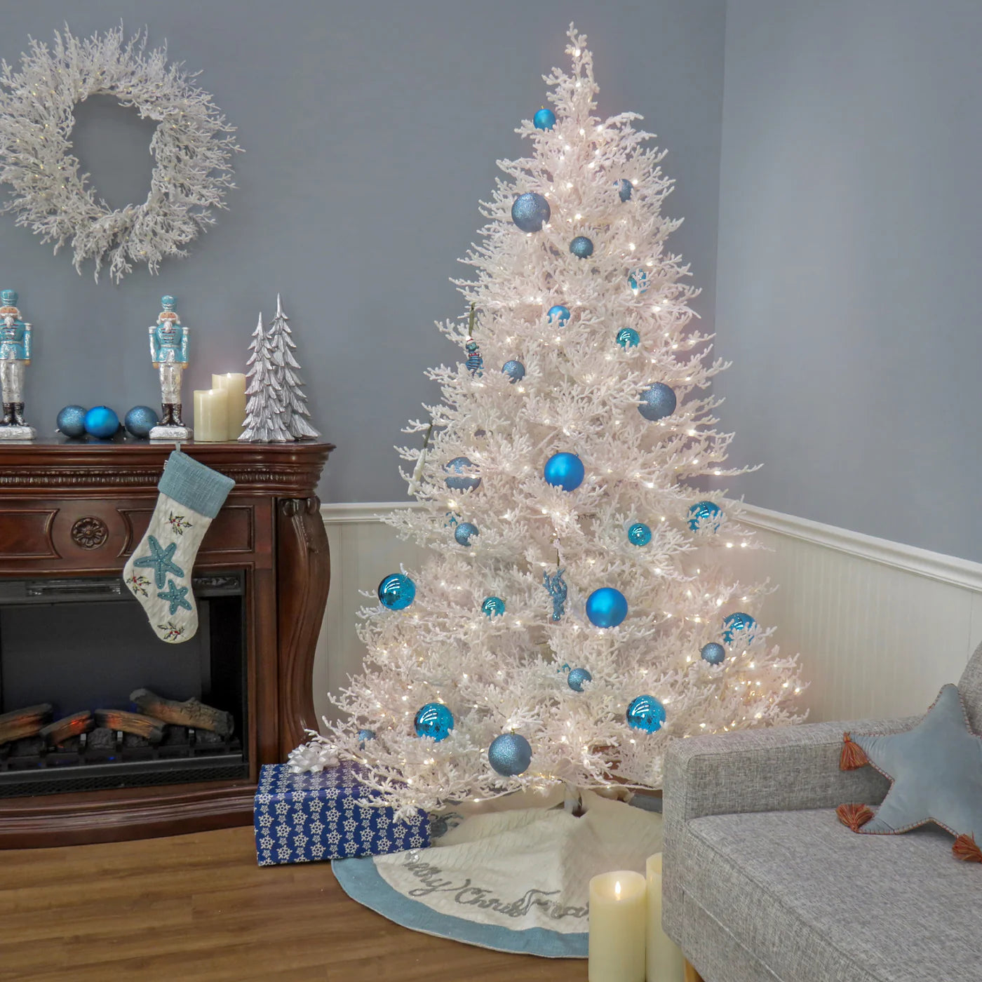 Árvore de Natal Nevada Pine com Galhos Articulados, Suporte Metálico e Micro LEDs Embutidos