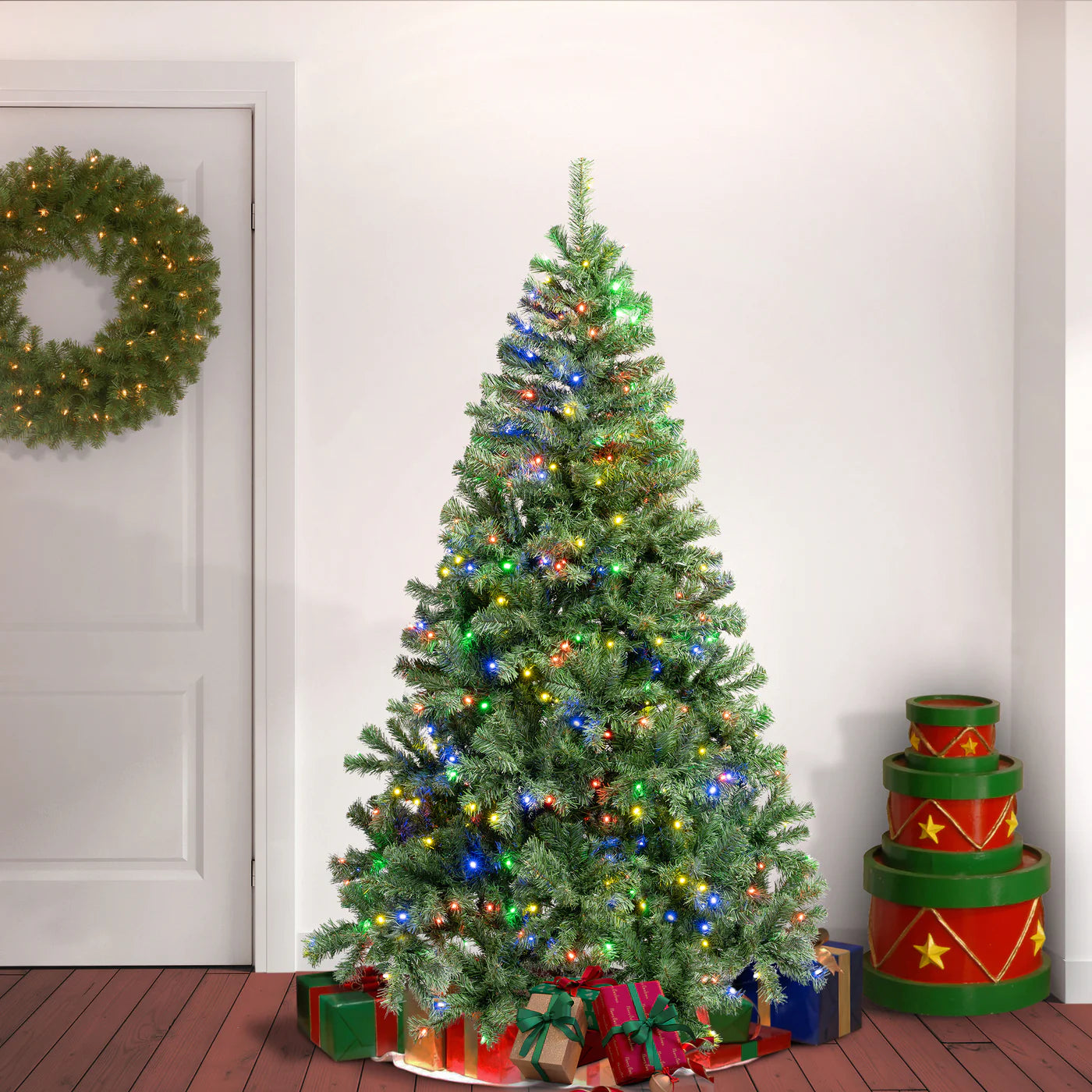 Árvore de Natal Highland Pine com Galhos Articulados, Suporte Metálico e Micro LEDs Coloridos Integrados