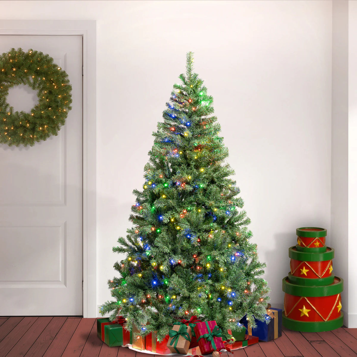 Árvore de Natal Highland Pine com Galhos Articulados, Suporte Metálico e Micro LEDs Coloridos Integrados